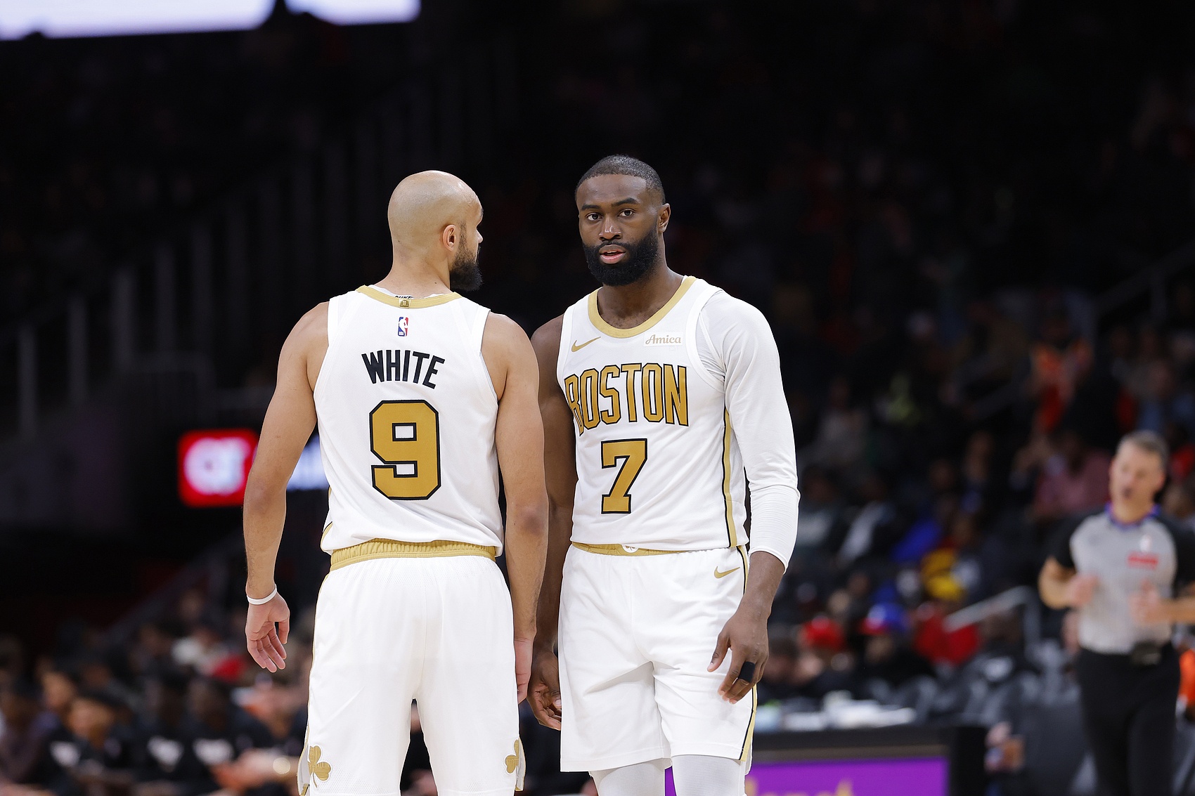 APP下载-德里克·怀特：杰伦·布朗吃的第一个T没得说 但第二个T太扯了